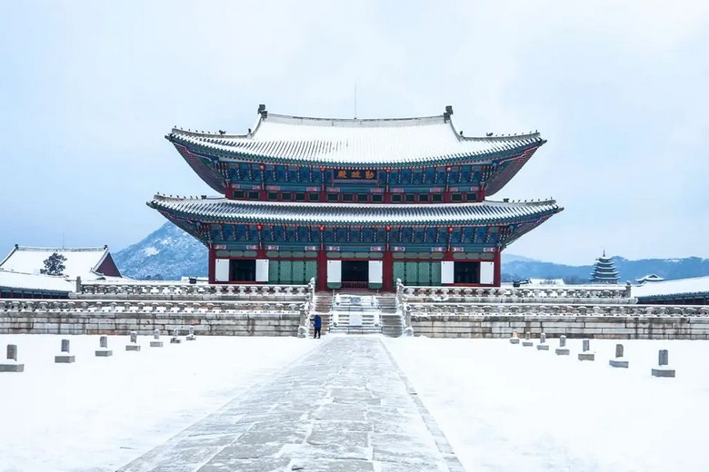 Cung điện cổ ở Seoul phủ một lớp tuyết mỏng