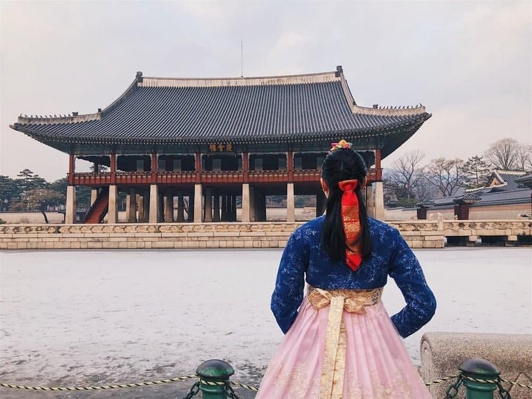 Cung Cảnh Phúc (Gyeongbokgung) ở Seoul với khách mặc hanbok