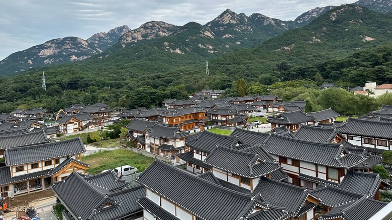 Dãy nhà hanok Eunpyeong với dãy núi Bukhansan làm phông nền phía sau