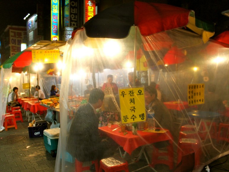 Dãy quán lều pojangmacha nhộn nhịp tại khu Jongno 3-ga về đêm
