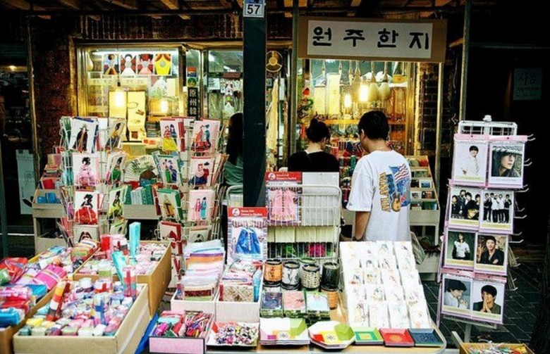  Du khách chọn mua sản phẩm giấy hanji nhiều màu sắc tại một cửa hàng Insadong