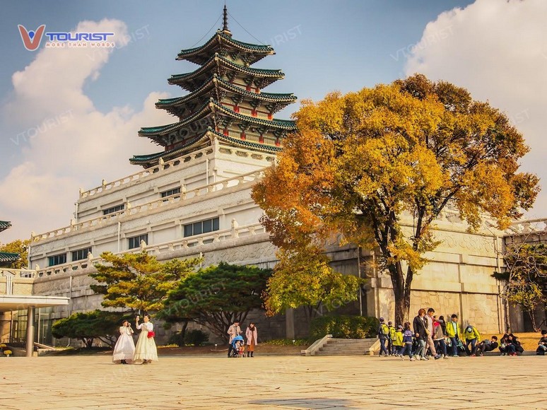 Du khách chụp ảnh trước cổng cung Gyeongbokgung