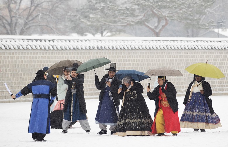 Du khách mặc hanbok chụp ảnh tại cung Gyeongbokgung