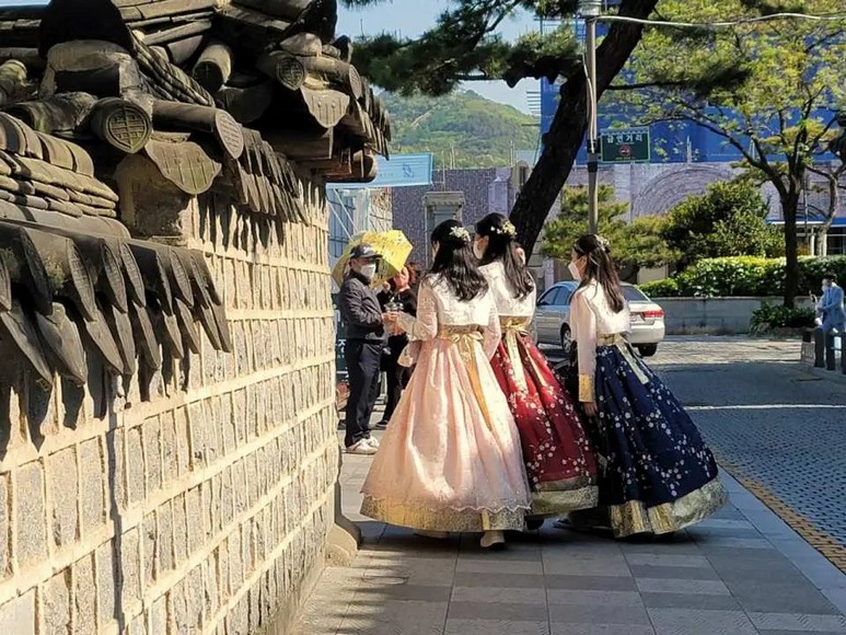  Du khách mặc hanbok dạo bộ trong làng Hanok Jeonju