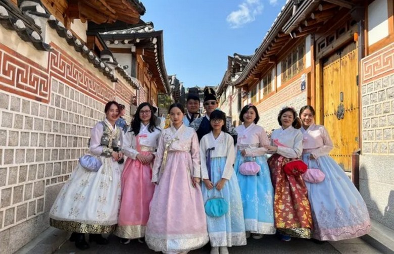 Du khách mặc hanbok tạo dáng chụp ảnh trong con hẻm cổ ở Bukchon