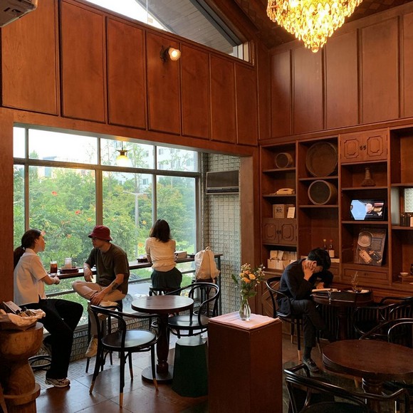 Du khách tự túc ngồi thư giãn tại một quán cà phê nhỏ ở Hongdae