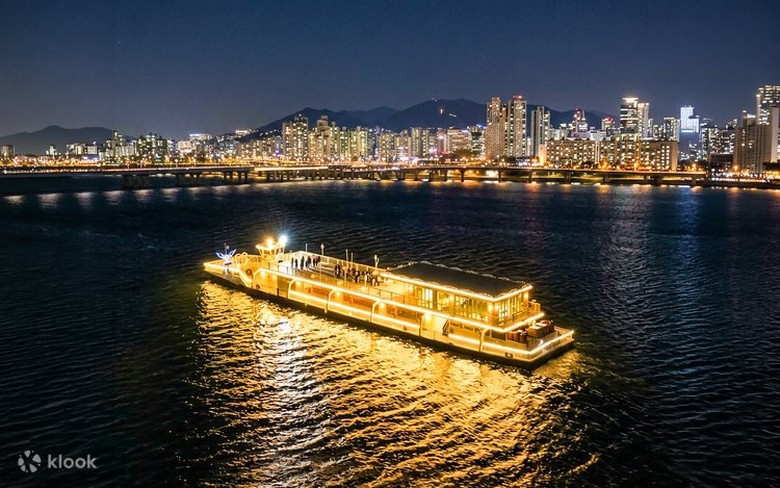 Du thuyền sông Hàn lướt qua dưới ánh đèn thành phố Seoul về đêm