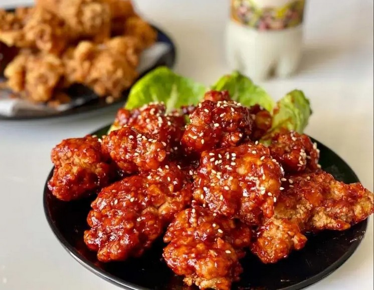 Gà rán sốt cay ngọt yangnyeom đặt cạnh gà sốt tỏi xì dầu