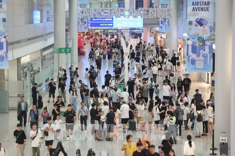 Hướng dẫn viên tiếng Việt hỗ trợ đoàn khách trung niên tại sân bay Incheon