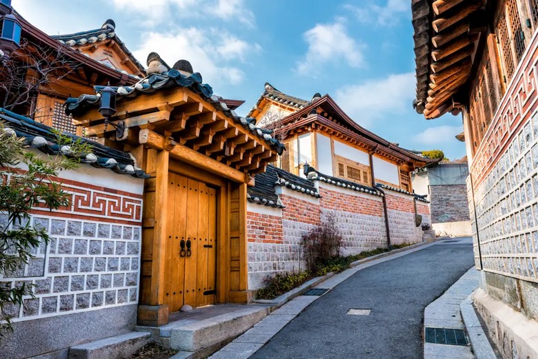 Hẻm nhỏ với nhà hanok cột gỗ và mái ngói trong làng Bukchon