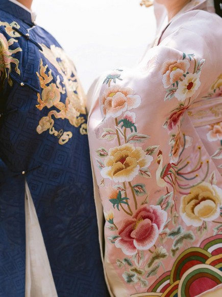 Họa tiết hoa mẫu đơn thêu tinh xảo trên vạt áo hanbok truyền thống