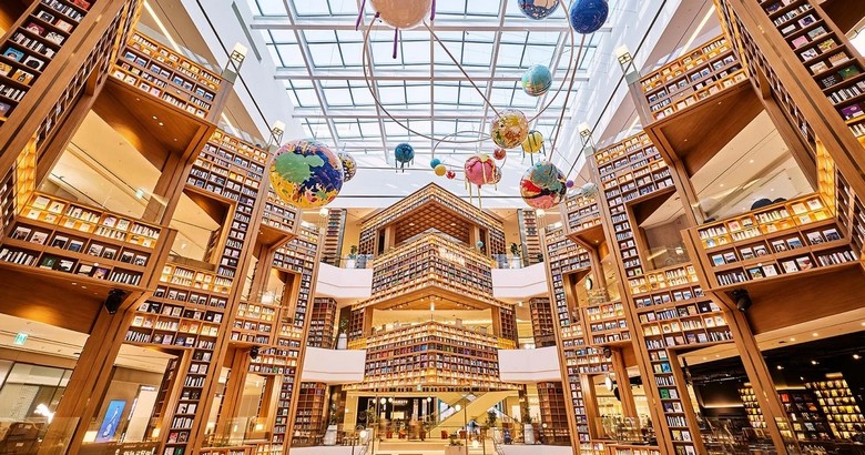 Hai dãy kệ sách cao 13 mét tại thư viện Starfield nhìn từ tầng trên
