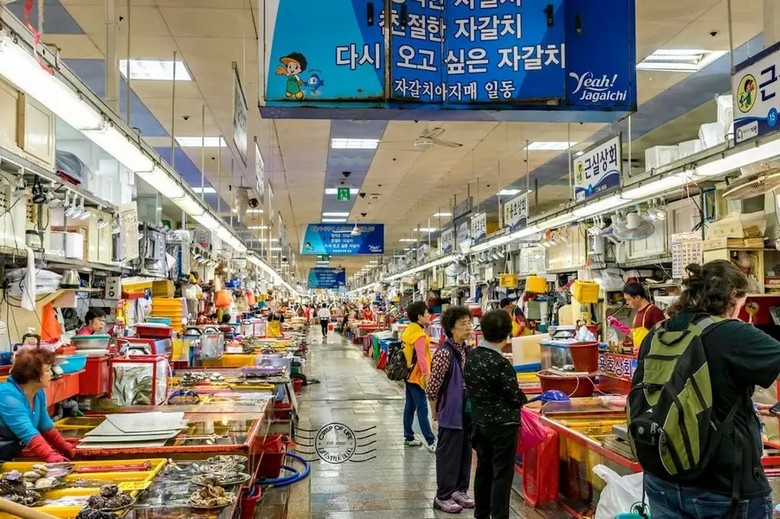 Khách du lịch chọn hải sản tại quầy trước khi mang lên tầng trên chế biến