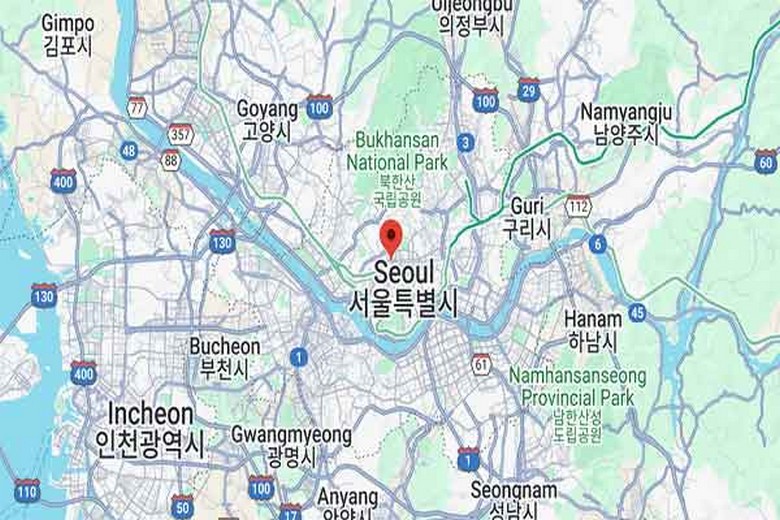 Khách du lịch tra cứu bản đồ trên điện thoại giữa phố Myeongdong