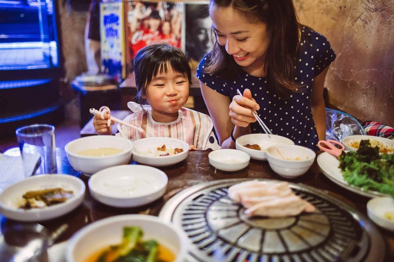 Khách gắp thức ăn từ đĩa chung sang bát riêng theo đúng phép tắc Hàn Quốc