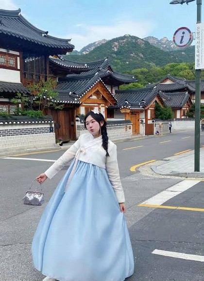 Khách thuê hanbok chụp ảnh dạo bộ trong làng Eunpyeong Hanok