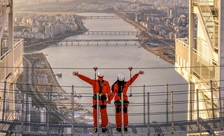 Khách trải nghiệm đi bộ trên Sky Bridge kính ở độ cao hơn 500 mét
