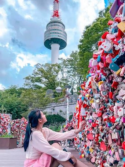 Khu ổ khóa tình yêu phủ kín hàng rào quanh chân tháp Namsan