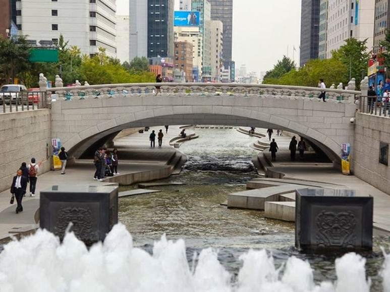 Khu Myeongdong nhộn nhịp gần suối Cheonggyecheon