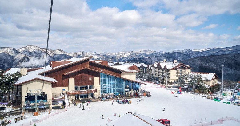 Khu nghỉ dưỡng High1 nhìn từ trên cao với hệ thống gondola và thang máy