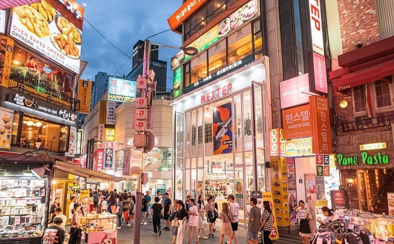 Khu phố ẩm thực Myeongdong nhộn nhịp về đêm