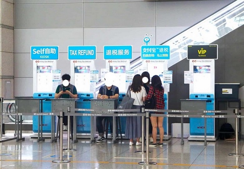 Ki-ốt hoàn thuế tự động đặt gần quầy làm thủ tục ở sân bay Incheon