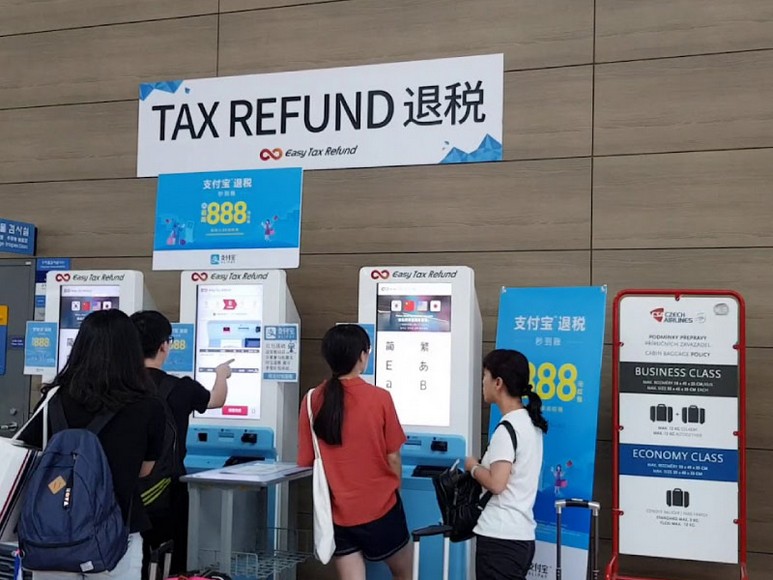 Ki-ốt hoàn thuế tax refund tự động ở khu mua sắm Myeongdong