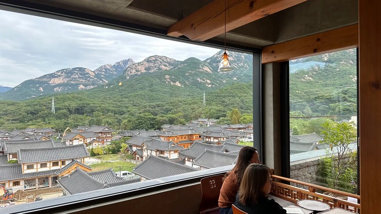  Làng Eunpyeong Hanok lên đèn ấm áp vào khoảng chiều tối