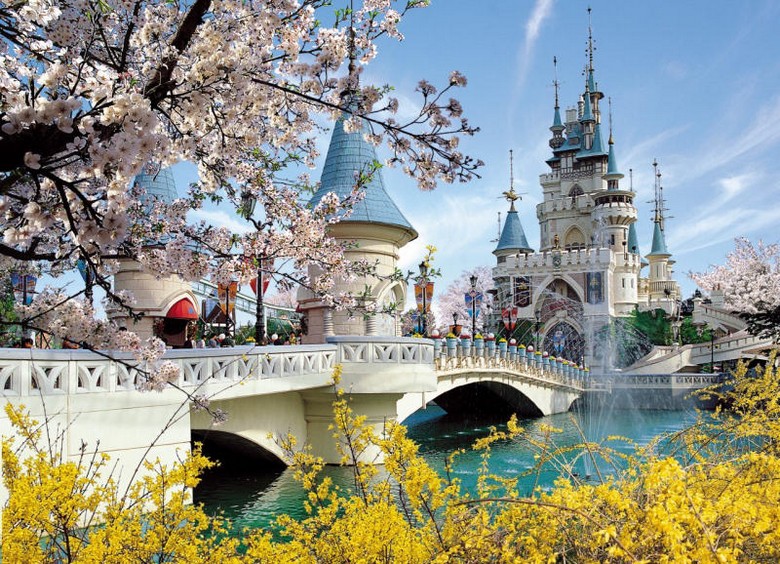 Lâu đài Magic Castle lung linh ánh đèn tại khu Magic Island, Lotte World