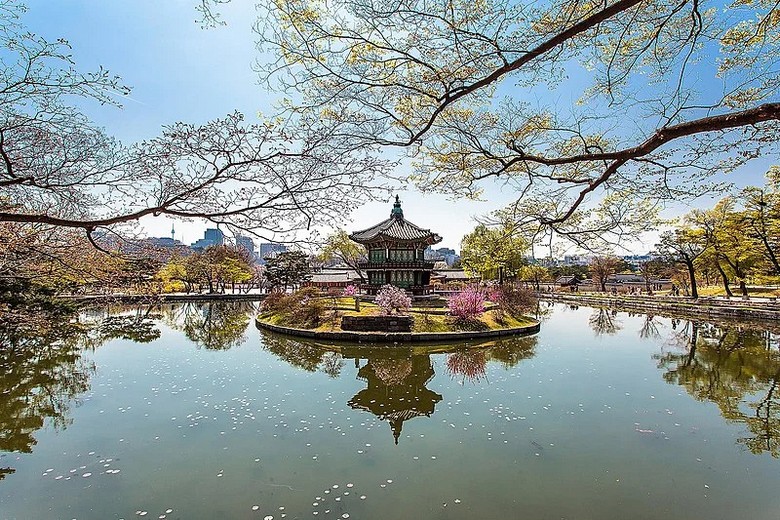 Lầu Gyeonghoeru hai tầng soi bóng trên mặt hồ trong cung