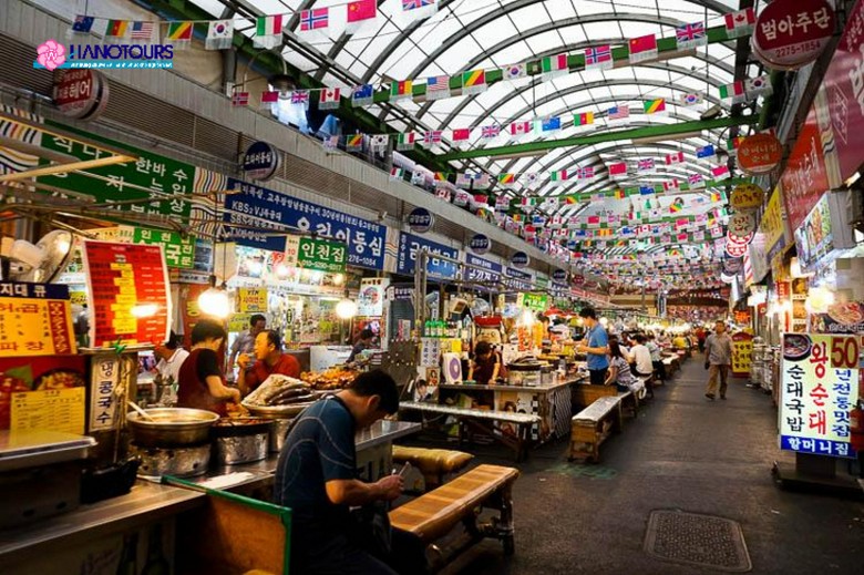 Lối vào chợ Gwangjang nhộn nhịp về tối với các sạp món truyền thống