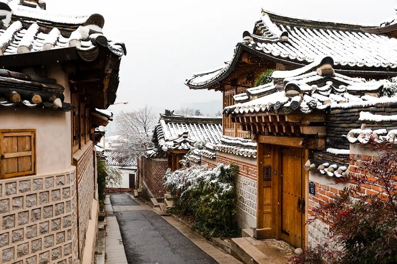 Mái ngói nhà hanok phủ tuyết trắng ở Bukchon vào mùa đông