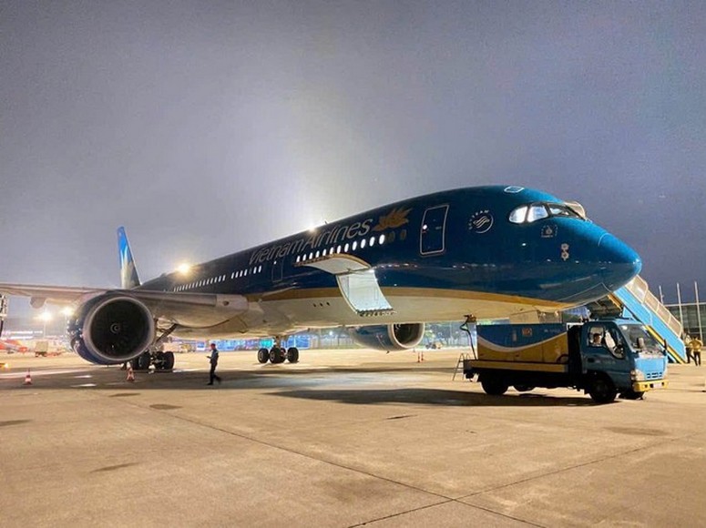 Máy bay Vietnam Airlines chuẩn bị cất cánh tại sân bay Nội Bài