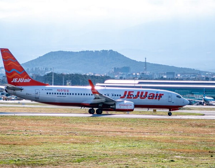 Máy bay tại sân bay chuẩn bị cho chặng nội địa ra đảo Jeju