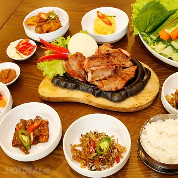 Mâm cơm Hàn Quốc với cơm trộn, thịt nướng, canh và nhiều món phụ