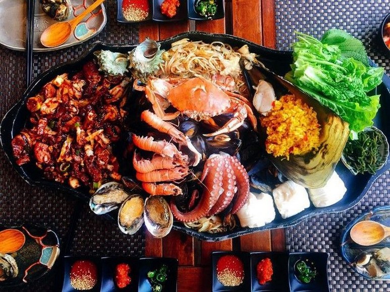 Mâm hải sản và thịt heo đen nướng đặc sản Jeju