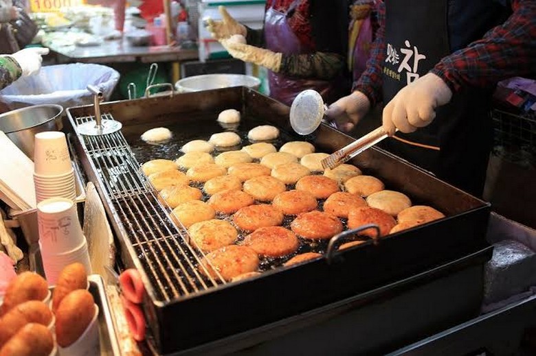 Món bánh bao dẹt napjak mandu đặc sản Daegu bày bán tại chợ Seomun