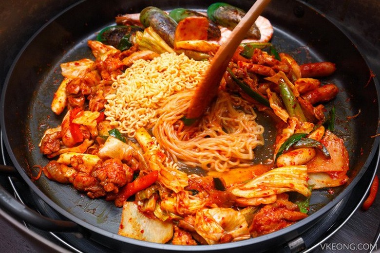 Món dakgalbi gà xào cay trong chảo gang lớn tại Chuncheon