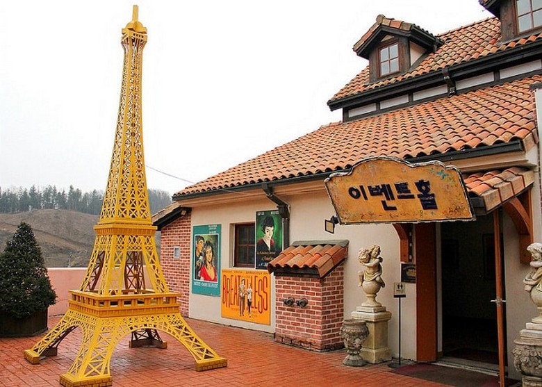 Mô hình tháp Eiffel thu nhỏ đặt giữa khung cảnh làng Petite France