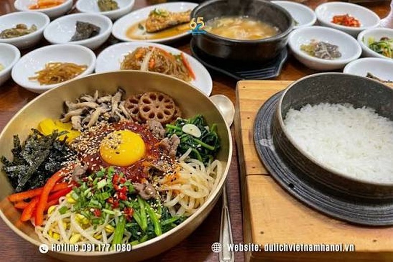 Một quán Bibimbap truyền thống ở Jeonju với bàn ăn đầy ắp banchan