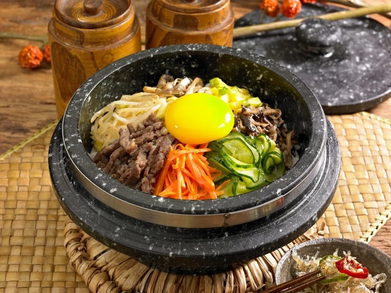 Một tô bibimbap chính gốc Jeonju trong thố đá nóng