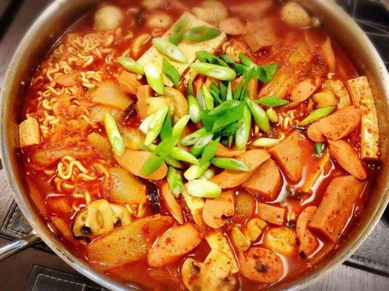 Nồi budae jjigae đỏ sôi sùng sục với xúc xích, Spam, mì và phô mai