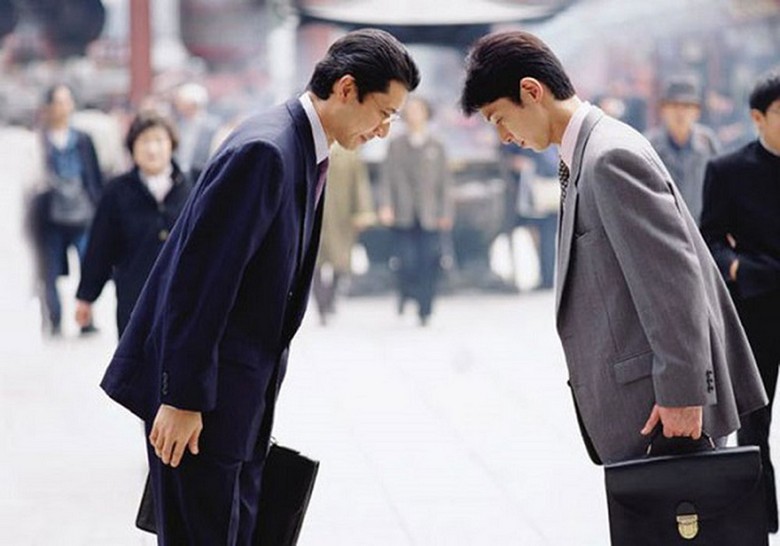 Người Hàn Quốc cúi chào nhau theo đúng phong tục truyền thống