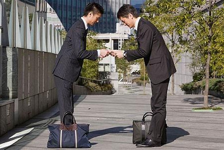 Người Hàn Quốc cúi chào nhau trên đường phố thể hiện phép tắc truyền thống