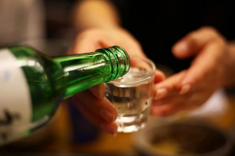 Người Hàn Quốc rót rượu soju cho nhau bằng hai tay đúng nghi thức