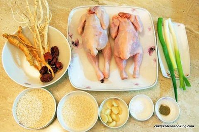 Nguyên liệu samgyetang gồm gà tơ, nhân sâm, táo đỏ, hạt dẻ, tỏi và gạo nếp