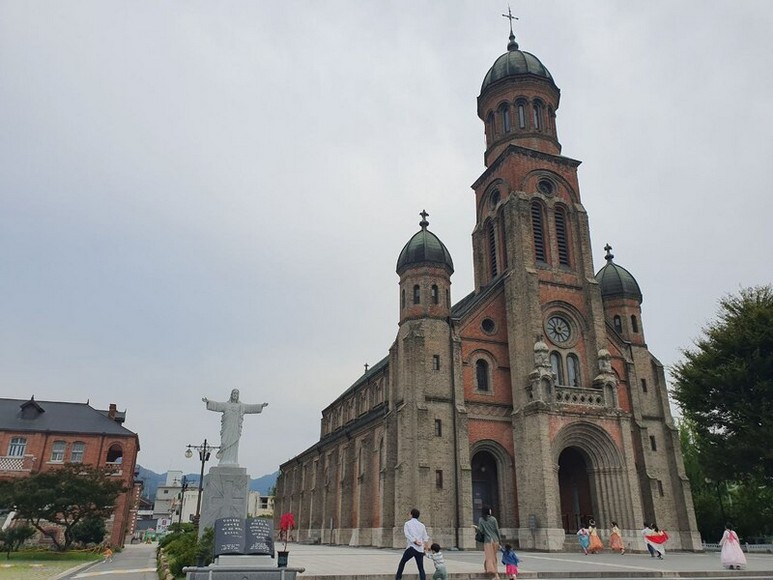 Nhà thờ Jeondong với kiến trúc gạch đỏ cổ điển tại Jeonju