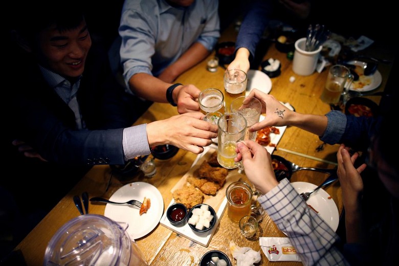 Nhóm bạn Hàn Quốc di chuyển giữa các vòng nhậu trong một buổi tối cuối tuần