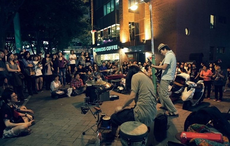 Nhóm nhạc đường phố biểu diễn busking tại quảng trường trung tâm Hongdae