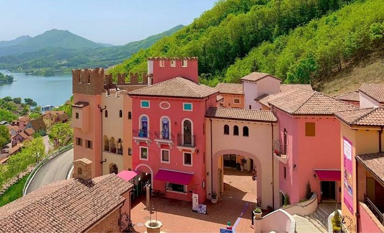 Những ngôi nhà mái ngói đỏ đầy màu sắc tại làng Petite France